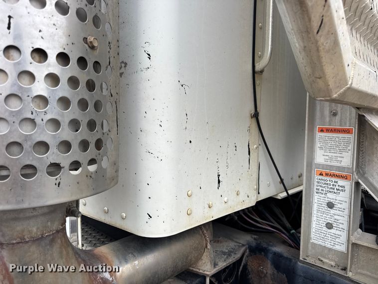 image for item DW6657 2004 Kenworth T800 semi truck