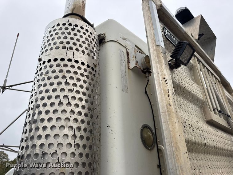 image for item DW6657 2004 Kenworth T800 semi truck