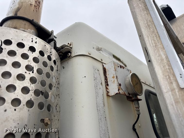 image for item DW6657 2004 Kenworth T800 semi truck