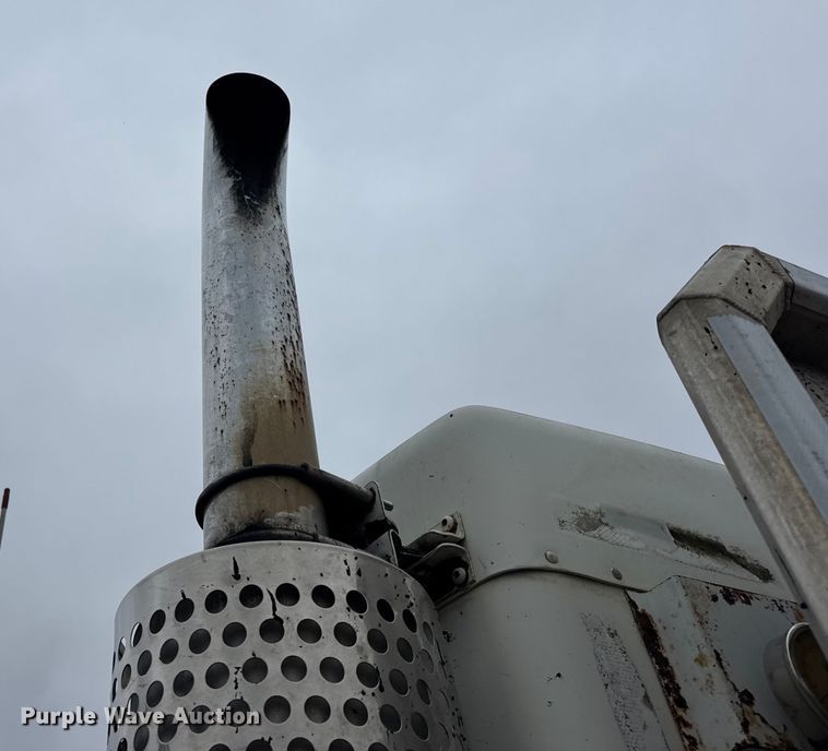 image for item DW6657 2004 Kenworth T800 semi truck