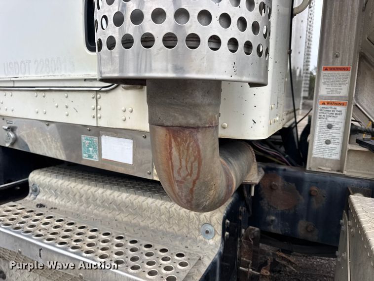 image for item DW6657 2004 Kenworth T800 semi truck