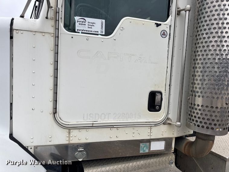 image for item DW6657 2004 Kenworth T800 semi truck