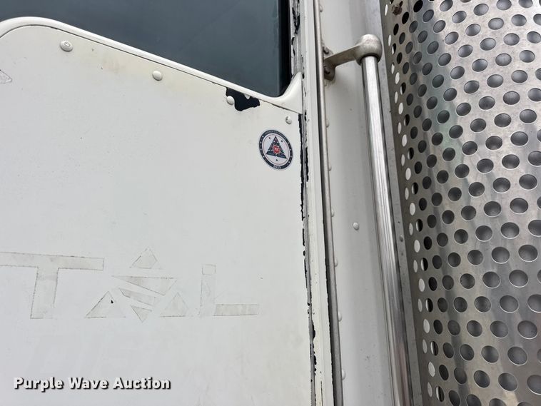 image for item DW6657 2004 Kenworth T800 semi truck