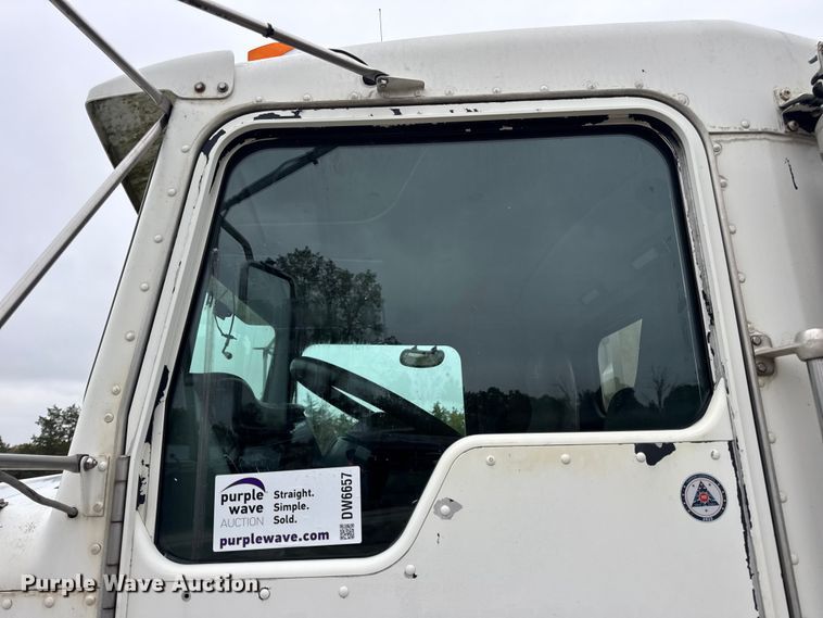 image for item DW6657 2004 Kenworth T800 semi truck