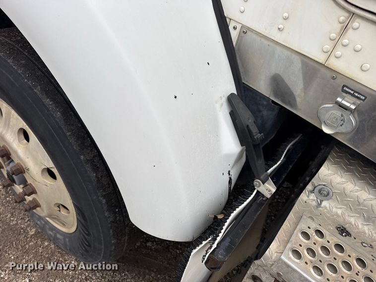 image for item DW6657 2004 Kenworth T800 semi truck