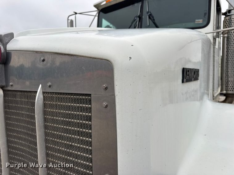image for item DW6657 2004 Kenworth T800 semi truck