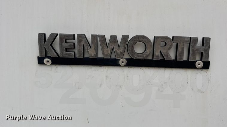 image for item DW6657 2004 Kenworth T800 semi truck