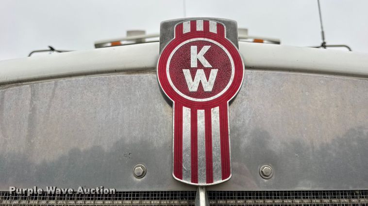 image for item DW6657 2004 Kenworth T800 semi truck