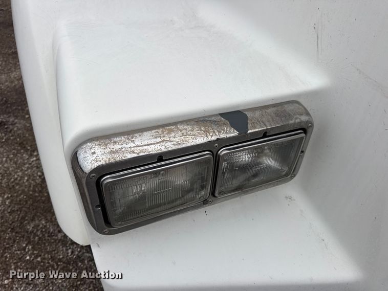 image for item DW6657 2004 Kenworth T800 semi truck