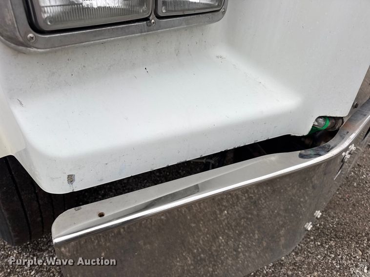 image for item DW6657 2004 Kenworth T800 semi truck