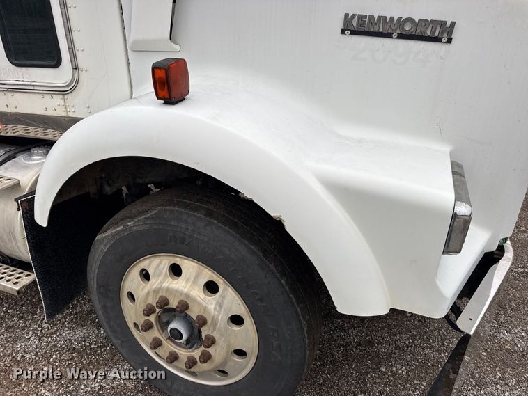 image for item DW6657 2004 Kenworth T800 semi truck