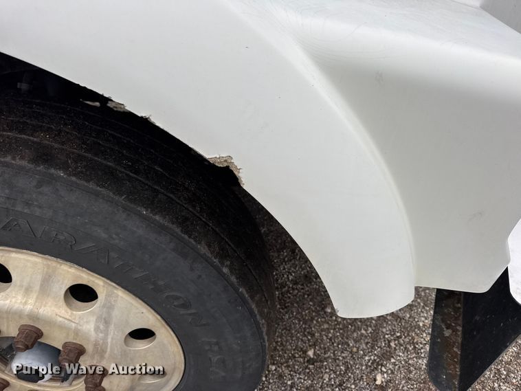 image for item DW6657 2004 Kenworth T800 semi truck