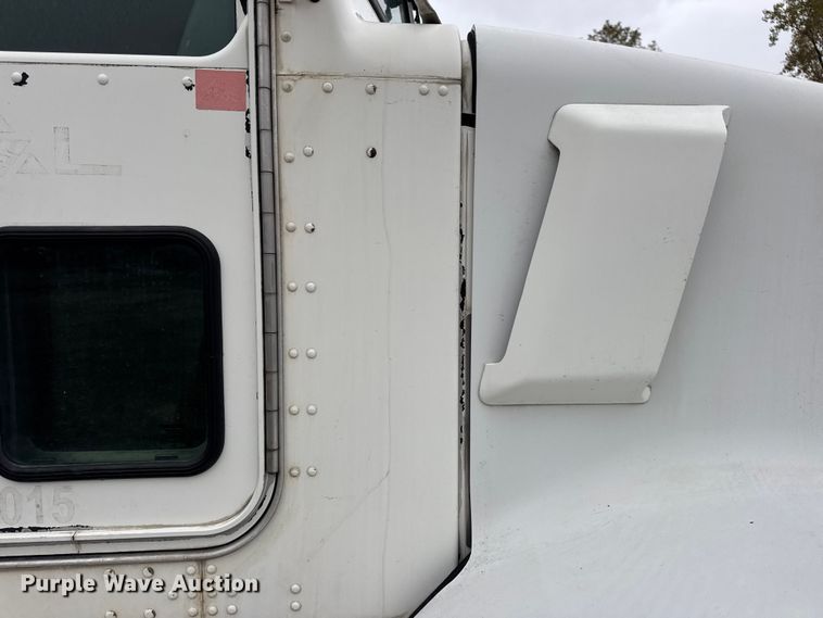 image for item DW6657 2004 Kenworth T800 semi truck