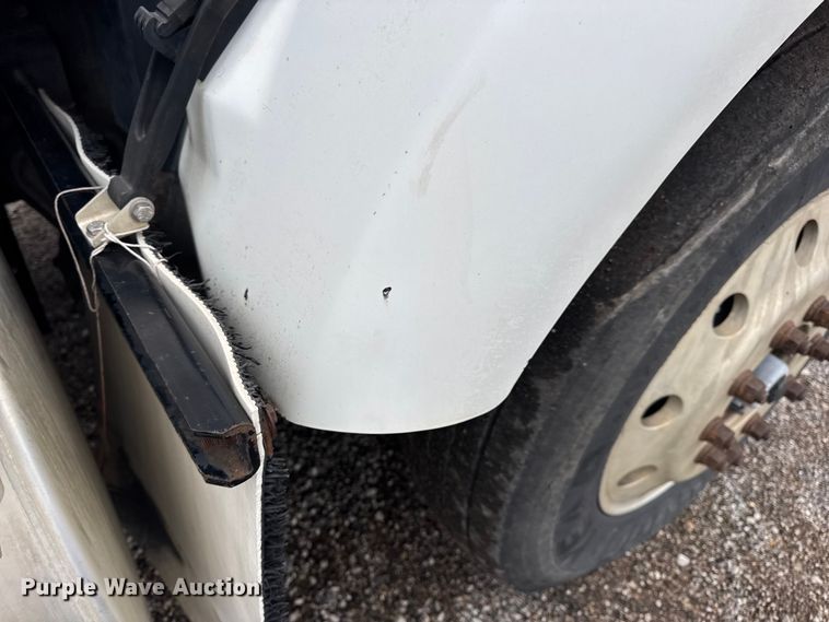 image for item DW6657 2004 Kenworth T800 semi truck