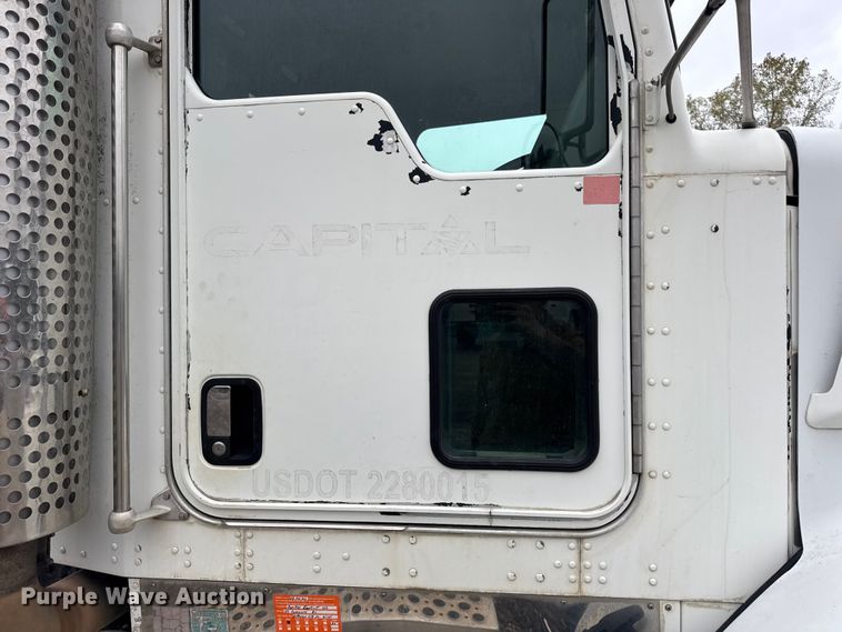 image for item DW6657 2004 Kenworth T800 semi truck