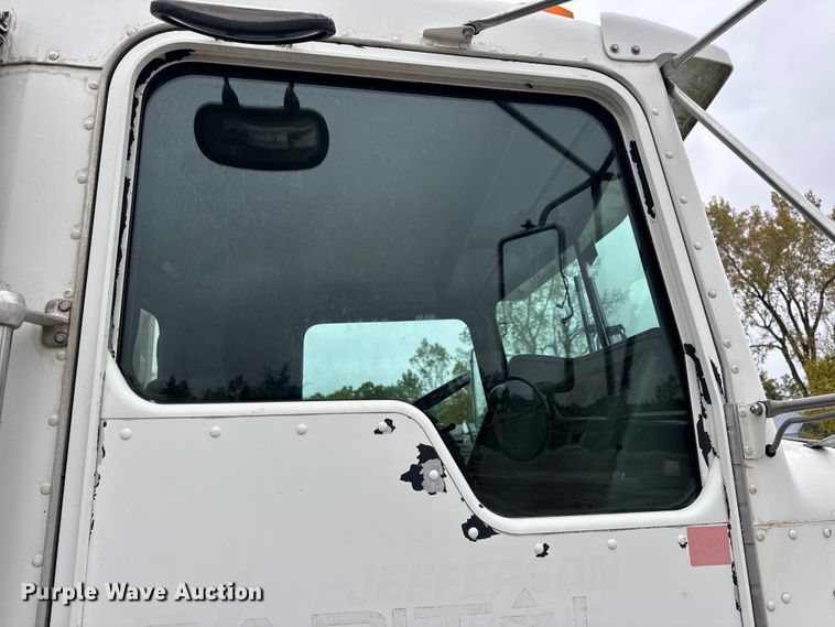 image for item DW6657 2004 Kenworth T800 semi truck