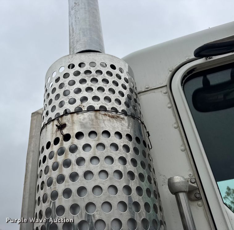 image for item DW6657 2004 Kenworth T800 semi truck