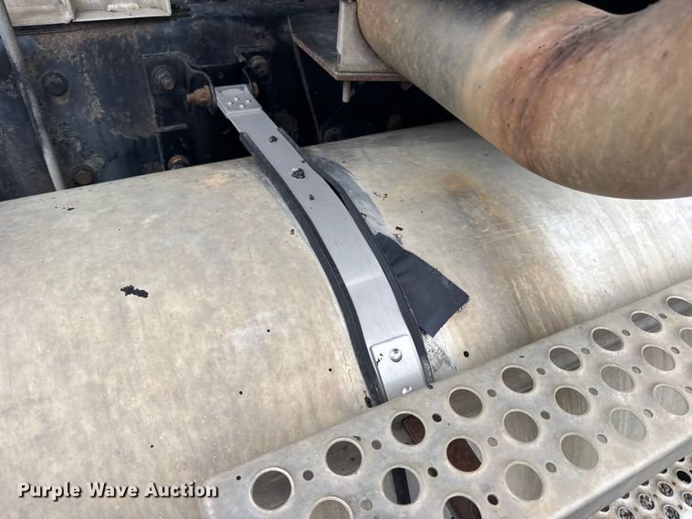 image for item DW6657 2004 Kenworth T800 semi truck