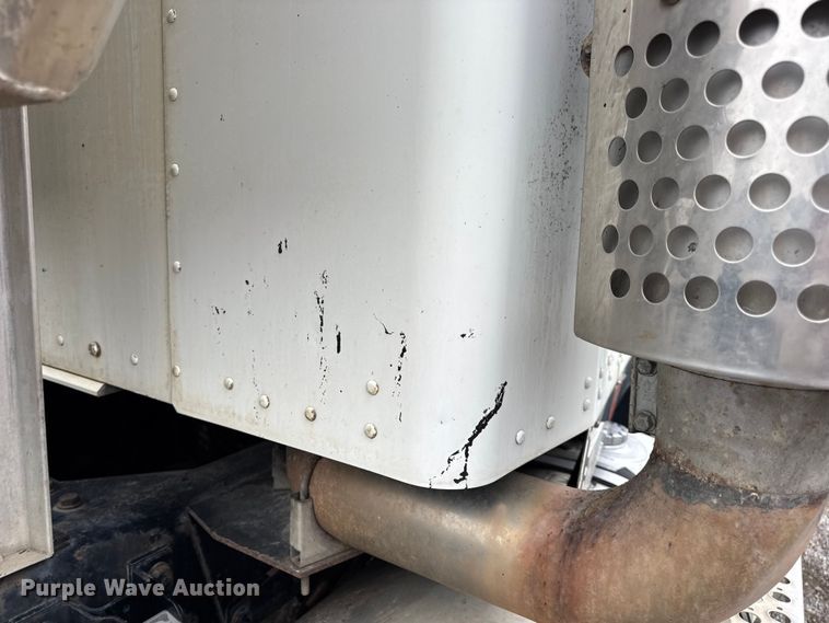 image for item DW6657 2004 Kenworth T800 semi truck