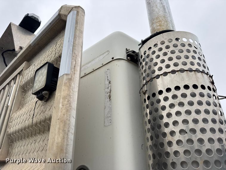 image for item DW6657 2004 Kenworth T800 semi truck