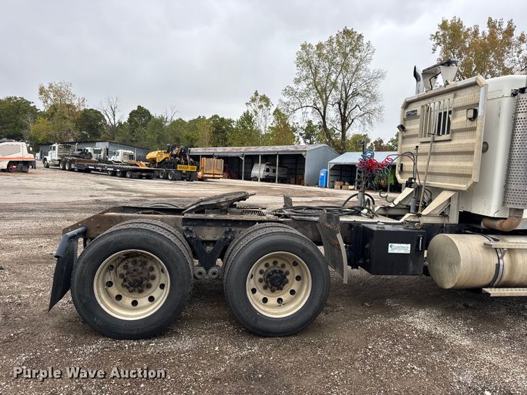 image for item DW6657 2004 Kenworth T800 semi truck