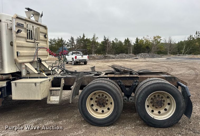 image for item DW6657 2004 Kenworth T800 semi truck