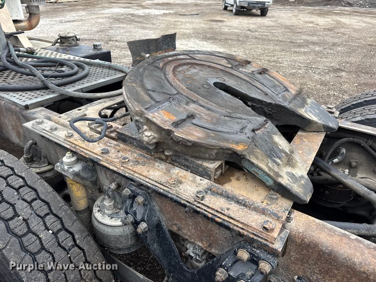 image for item DW6657 2004 Kenworth T800 semi truck