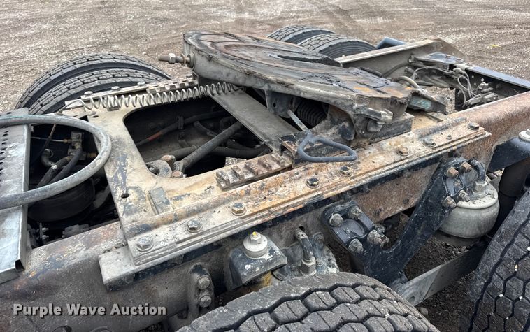 image for item DW6657 2004 Kenworth T800 semi truck