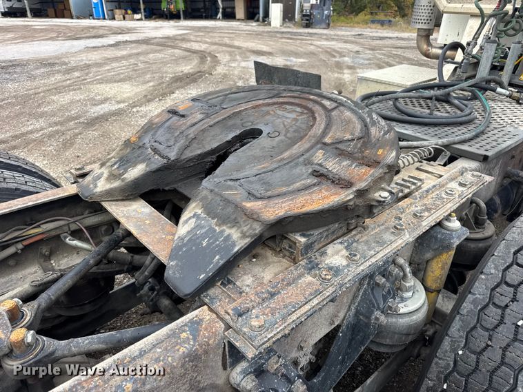 image for item DW6657 2004 Kenworth T800 semi truck