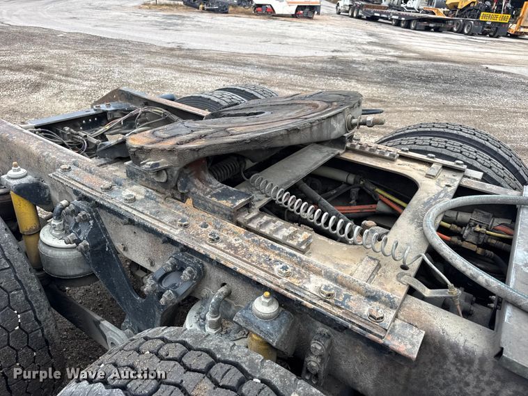 image for item DW6657 2004 Kenworth T800 semi truck