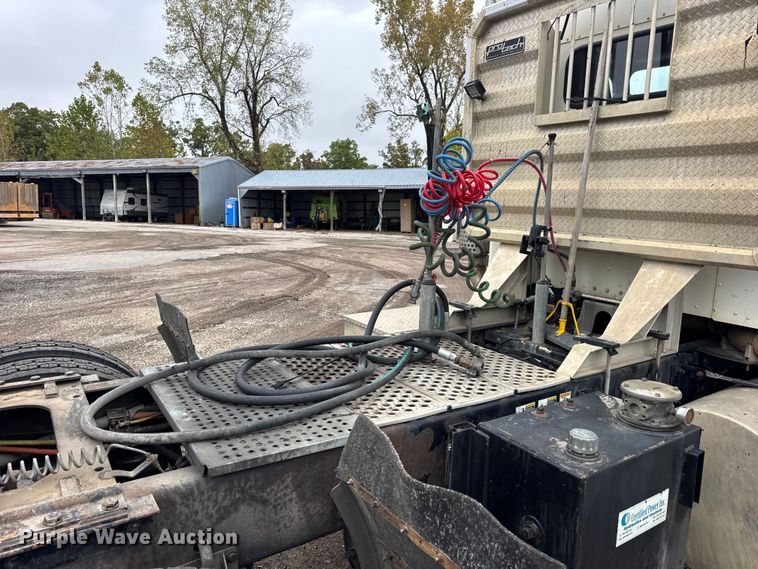 image for item DW6657 2004 Kenworth T800 semi truck