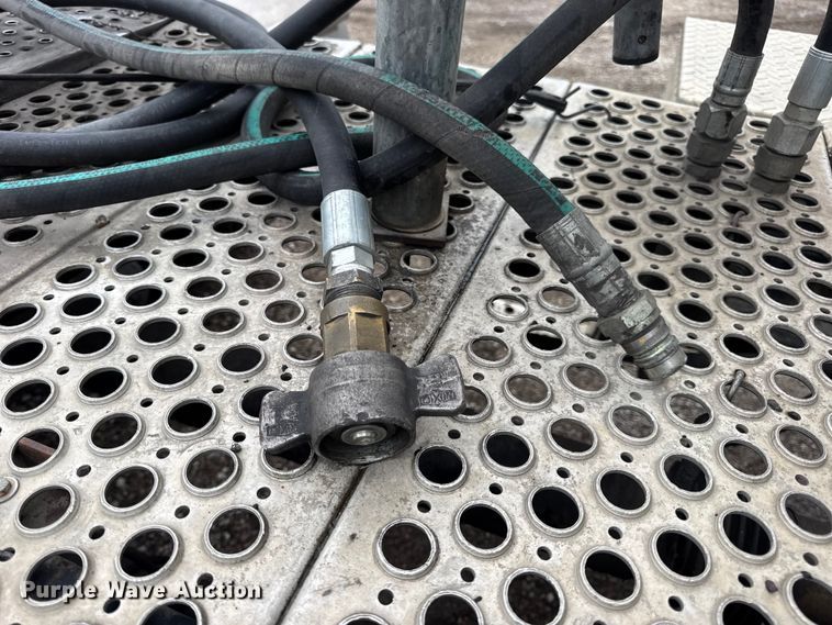 image for item DW6657 2004 Kenworth T800 semi truck