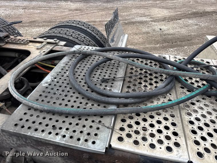 image for item DW6657 2004 Kenworth T800 semi truck