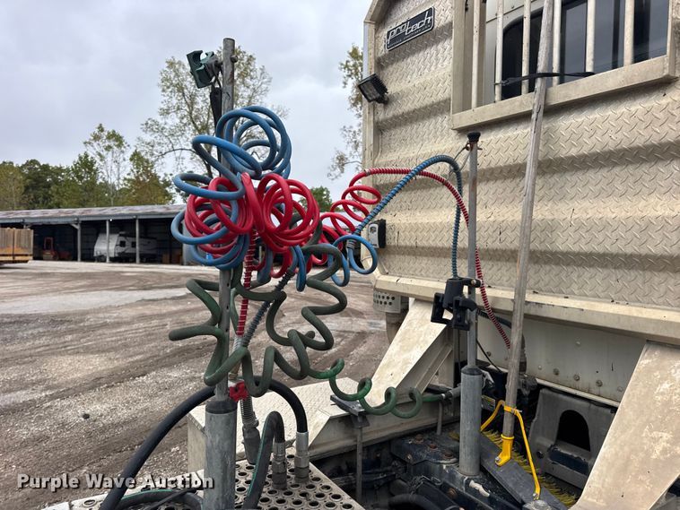 image for item DW6657 2004 Kenworth T800 semi truck