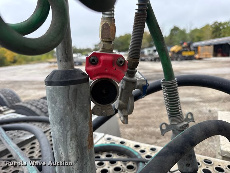 image for item DW6657 2004 Kenworth T800 semi truck