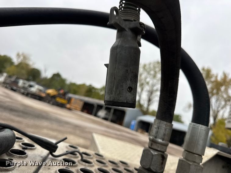 image for item DW6657 2004 Kenworth T800 semi truck