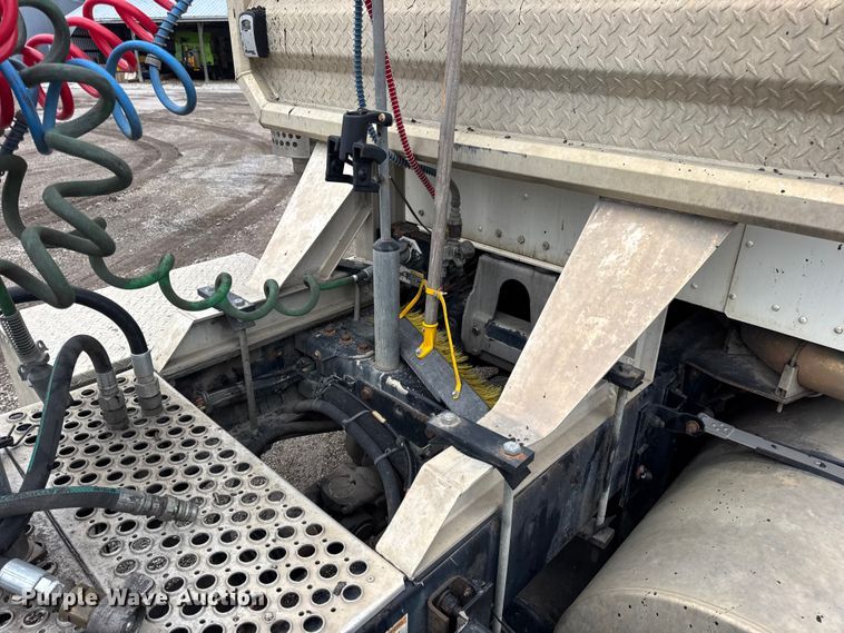 image for item DW6657 2004 Kenworth T800 semi truck