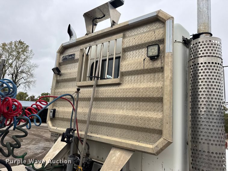 image for item DW6657 2004 Kenworth T800 semi truck