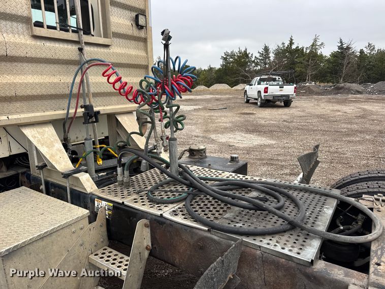 image for item DW6657 2004 Kenworth T800 semi truck