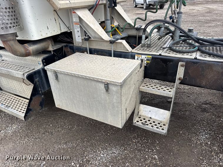 image for item DW6657 2004 Kenworth T800 semi truck