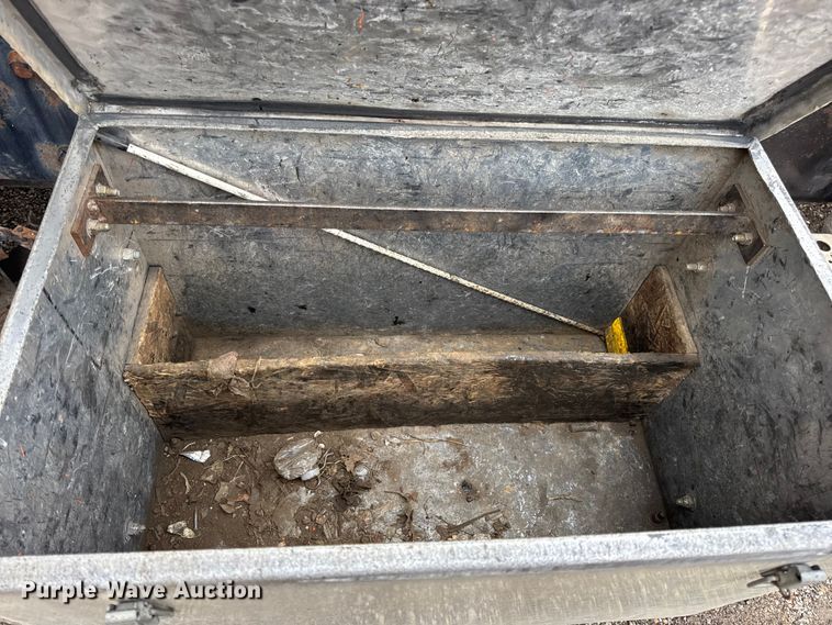 image for item DW6657 2004 Kenworth T800 semi truck