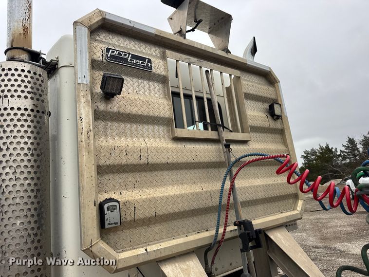 image for item DW6657 2004 Kenworth T800 semi truck