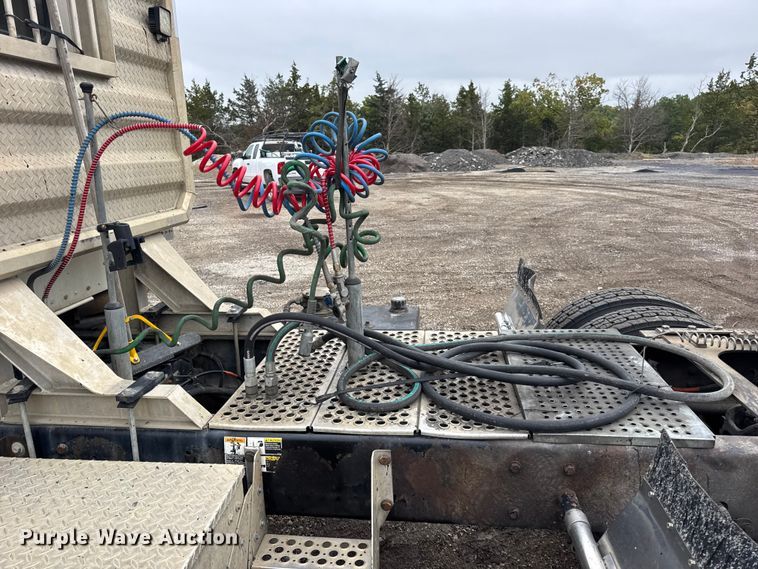 image for item DW6657 2004 Kenworth T800 semi truck