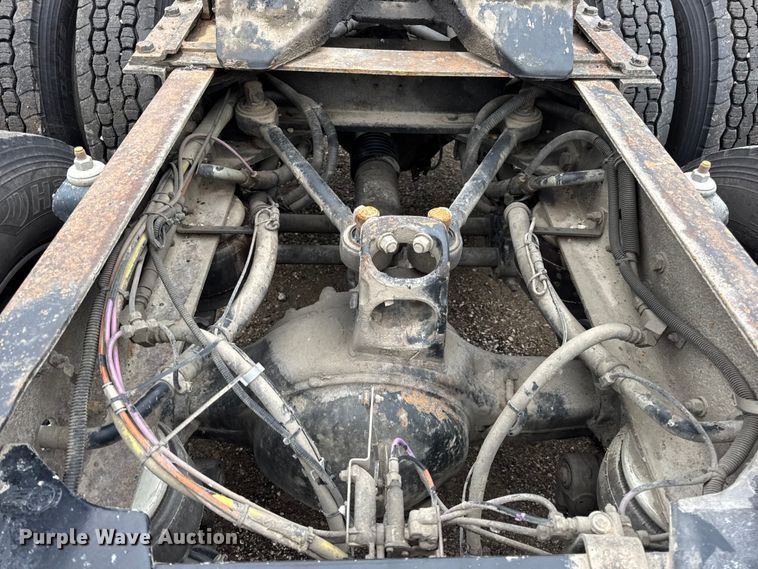 image for item DW6657 2004 Kenworth T800 semi truck