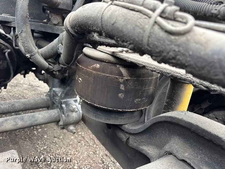 image for item DW6657 2004 Kenworth T800 semi truck