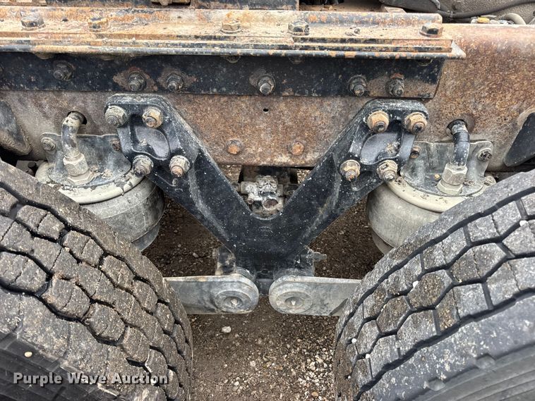 image for item DW6657 2004 Kenworth T800 semi truck