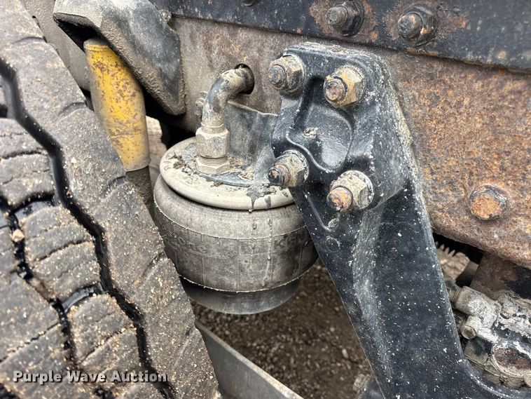 image for item DW6657 2004 Kenworth T800 semi truck