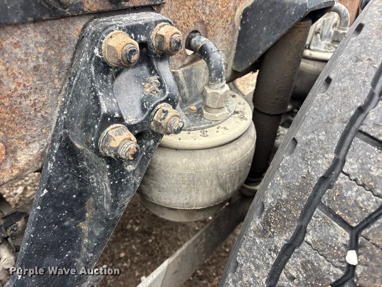 image for item DW6657 2004 Kenworth T800 semi truck