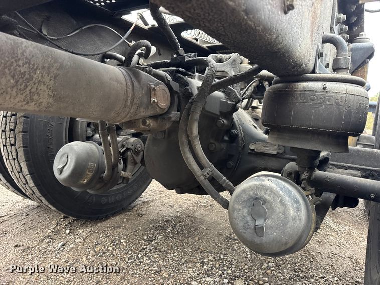 image for item DW6657 2004 Kenworth T800 semi truck