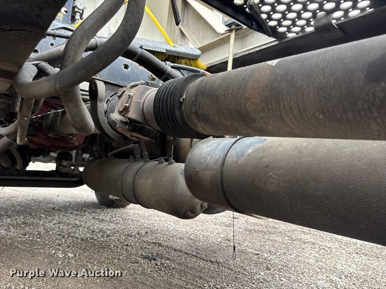 image for item DW6657 2004 Kenworth T800 semi truck